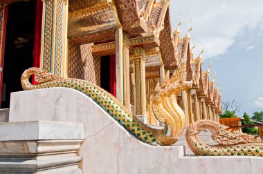 Naga heykel infront-Tay tarzında altın kale, Tayland.