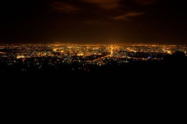 Tayland 'da gece Chiengmai şehrinin kuş bakışı manzarası.