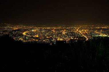 Tayland 'da gece Chiengmai şehrinin kuş bakışı manzarası.