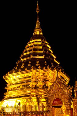 Gece sahnesi Phra Thart Doi Suthep, Chiengmai, Tayland.