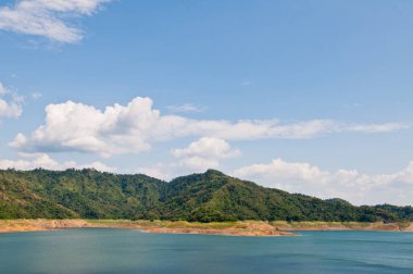 Güzel manzara Khundanprakarnchon Barajı, Tayland.