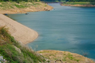 Güzel manzara Khundanprakarnchon Barajı, Tayland.