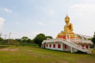 Mavi gökyüzü ile güzel altın Buda heykeli, Sakete tapınağı, Angthong Eyaleti, Tayland.