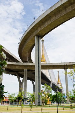 Mavi gökyüzü ile ekspres yol, Tayland.