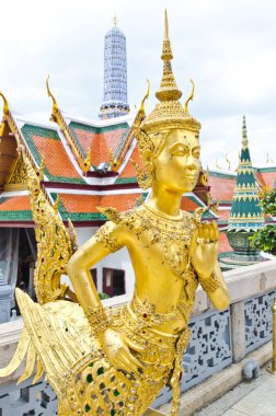 Bangkok, Tayland 'daki Wat Phra Kaew' daki Altın Kinnari heykeli..