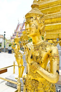Bangkok, Tayland 'daki Wat Phra Kaew' daki Altın Kinnari heykeli..