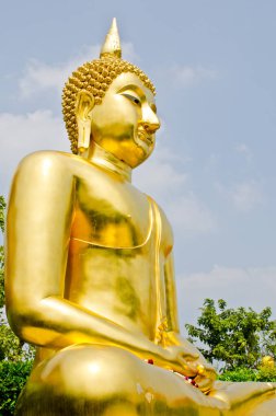 Altın buddha heykeli mavi gökyüzü, Tayland ile.