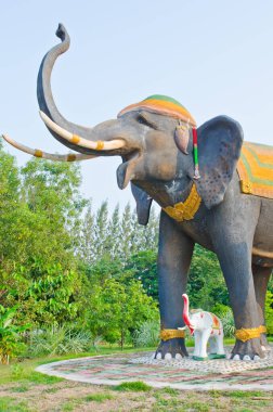 Mavi gökyüzü olan fil heykeli, Tayland.