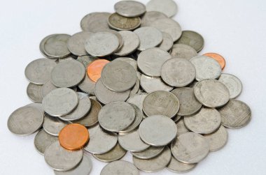 Tayland 'da beyaz ekran üzerinde bozuk para grubu.