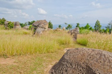 Mor Hin Khao taş parkının manzarası, Tayland Style Stone Henge, Tayland.