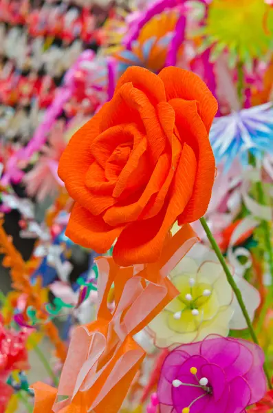 Kağıttan yapılmış portakal gülü, Tayland.