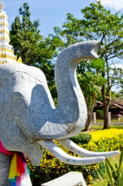 Tayland 'daki parktaki fil heykelinin başı..