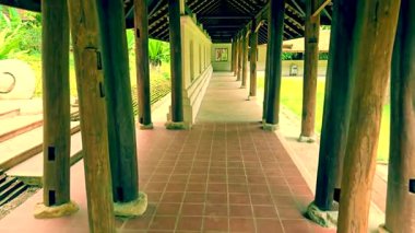 Chiang Mai Serisi: Tayland 'da bir orman tapınağının yürüyüş yolu ve Lanna tarzı binaları boyunca manzara. Tapınak Ormanı Manastırı 'ndaki Koridor. Kuzey Tayland Mimarisi.
