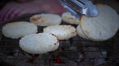 Yemek serisi: ızgara pilav ya da fırında ızgara pirinç. Tayland kırsalında yerel yiyecekler. Khao jee. Tayland tarzı sokak yemekleri.. 