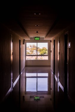 Penceresinde ışık olan koridor, Tayland.