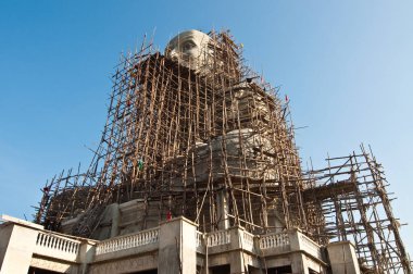 Büyük keşiş heykeli yapım aşamasında, Tayland.