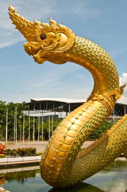 Büyük Naga heykeli gölette, Tayland.