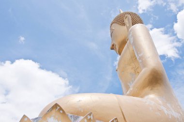 Mavi gökyüzü ile güzel altın Buda heykeli, Sra-ket tapınağı, Angthong Eyaleti, Tayland.