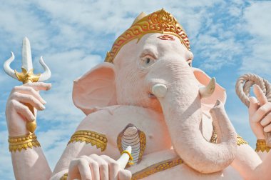 Tayland Nakhonnayok 'daki Pembe Ganesha heykeli..