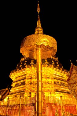 Gece sahnesi Phra Thart Doi Suthep, Chiengmai, Tayland.