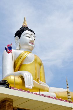 Mavi gökyüzü ile güzel Buda heykeli, Tayland.