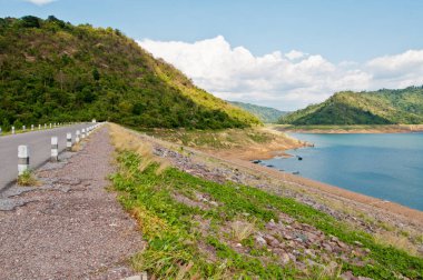 Güzel manzara Khundanprakarnchon Barajı, Tayland.