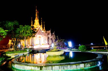 Tayland 'da gece sahnesindeki güzel Tayland tarzı kilise..