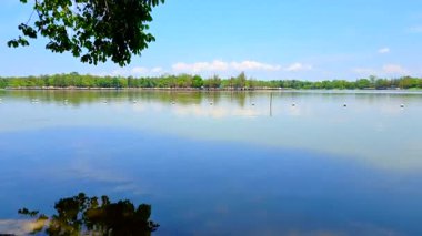 Chiang Mai Serisi: Huay Tung Tao Gölü 'nün gölgeli bir atmosferde çekilmiş zaman çekimi. Chiangmai 'deki Rezervuar. Mavi gökyüzü ile hareket eden suyun zaman akışı. Güzel göl manzarası ve temiz hava.