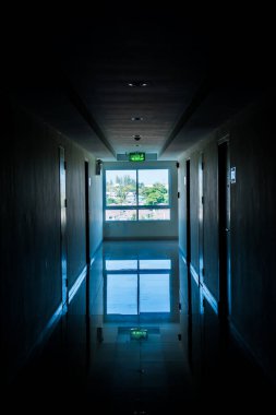 Penceresinde ışık olan koridor, Tayland.