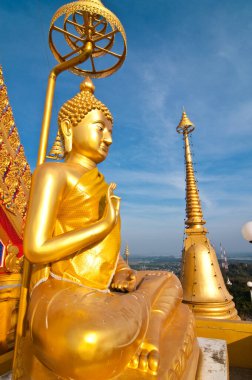 Altın buddha heykeli mavi gökyüzü, Tayland ile.