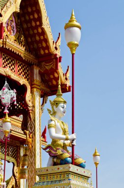 Kraliyet yakma törenindeki güzel melek, Tayland.