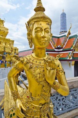 Bangkok, Tayland 'daki Wat Phra Kaew' daki Altın Kinnari heykeli..