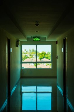 Penceresinde ışık olan koridor, Tayland.