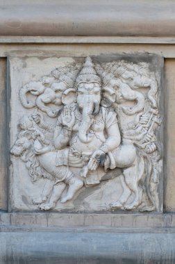 Tayland 'daki tapınağın duvarında güzel bir Ganesha heykeli..