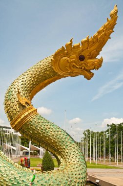 Büyük Naga heykeli gölette, Tayland.