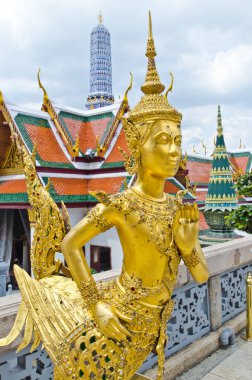 Bangkok, Tayland 'daki Wat Phra Kaew' daki Altın Kinnari heykeli..