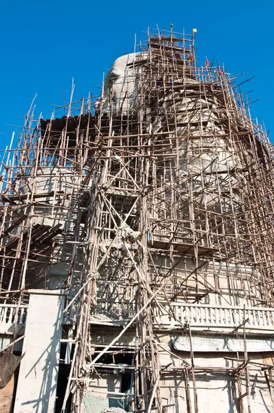 Büyük keşiş heykeli yapım aşamasında, Tayland.