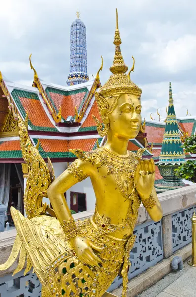 Bangkok, Tayland 'daki Wat Phra Kaew' daki Altın Kinnari heykeli..