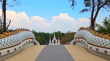 Chiang Mai Serisi - Tayland tarzı sıva sanatı ile süslenmiş beton merdivenler Wat Sri Soda 'ya. Lanna stili sıva sanatı olan Naga merdivenleri. Chiangmai eyaletindeki bir dağda güzel bir tapınak..