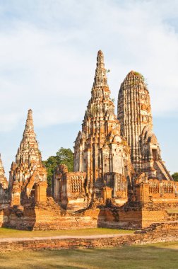 Mavi gökyüzü ile antik şehir manzarası, Chaiwattanaram tapınağı, Tayland.