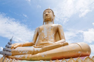 Mavi gökyüzü ile güzel altın Buda heykeli, Sra-ket tapınağı, Angthong Eyaleti, Tayland.