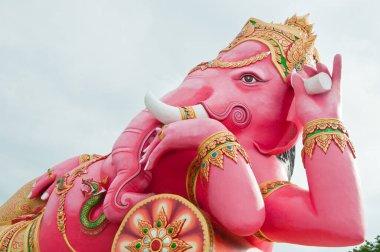 Tayland 'daki tapınakta pembe Ganesha heykeli..