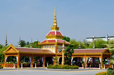 Tayland 'daki yakma töreninde bir bina..