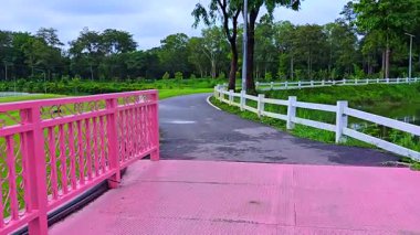 Chiang Mai Serisi: Güzel manzaralı ve yağmurlu sabahlarda temiz havası olan bir halk parkı. Ferahlatıcı ve serin bir atmosfer. Egzersiz ve rahatlama için güzel bir halk parkı..