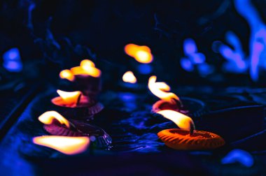 Geleneksel seriler: Chiang Mai 'de Lanna tarzı mumlar. Lanna halkının Loi Krathong geleneği. Pang Prateep 'in ışıkları, Tayland' ın kuzeyindeki önemli festivallerde yanmaktadır..