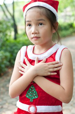 Tayland 'da Noel Baba şapkalı ve kırmızı elbiseli güzel bir genç kız..