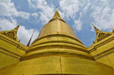 Wat Phra Kaew tapınağındaki altın pagoda, Tayland.