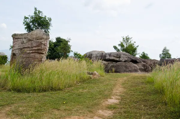 Mor Hin Khao taş parkının manzarası, Tayland Style Stone Henge, Tayland.