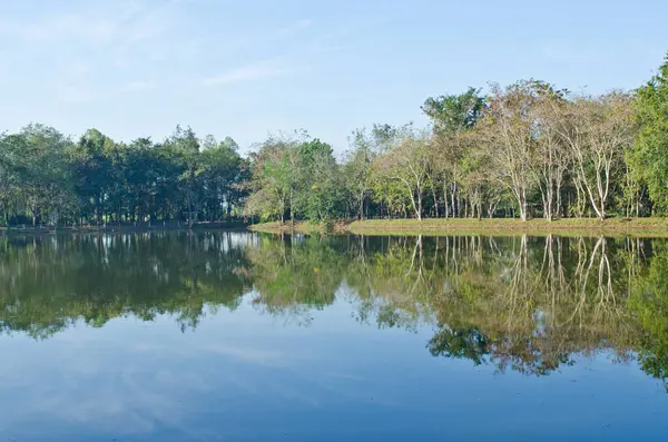Tayland 'ın Sakaeo ilindeki Sakaeo gölünün manzarası.