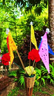 Kültür ve Din Serisi: Songkran Festivali sırasında Buda 'ya çiçek getiren genç bir kadının heykeli. Buda heykelinin üzerine su dökmek. Tayland gelenekleri..